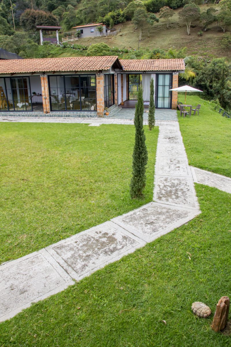 Sendero de ingreso al campus Soulam