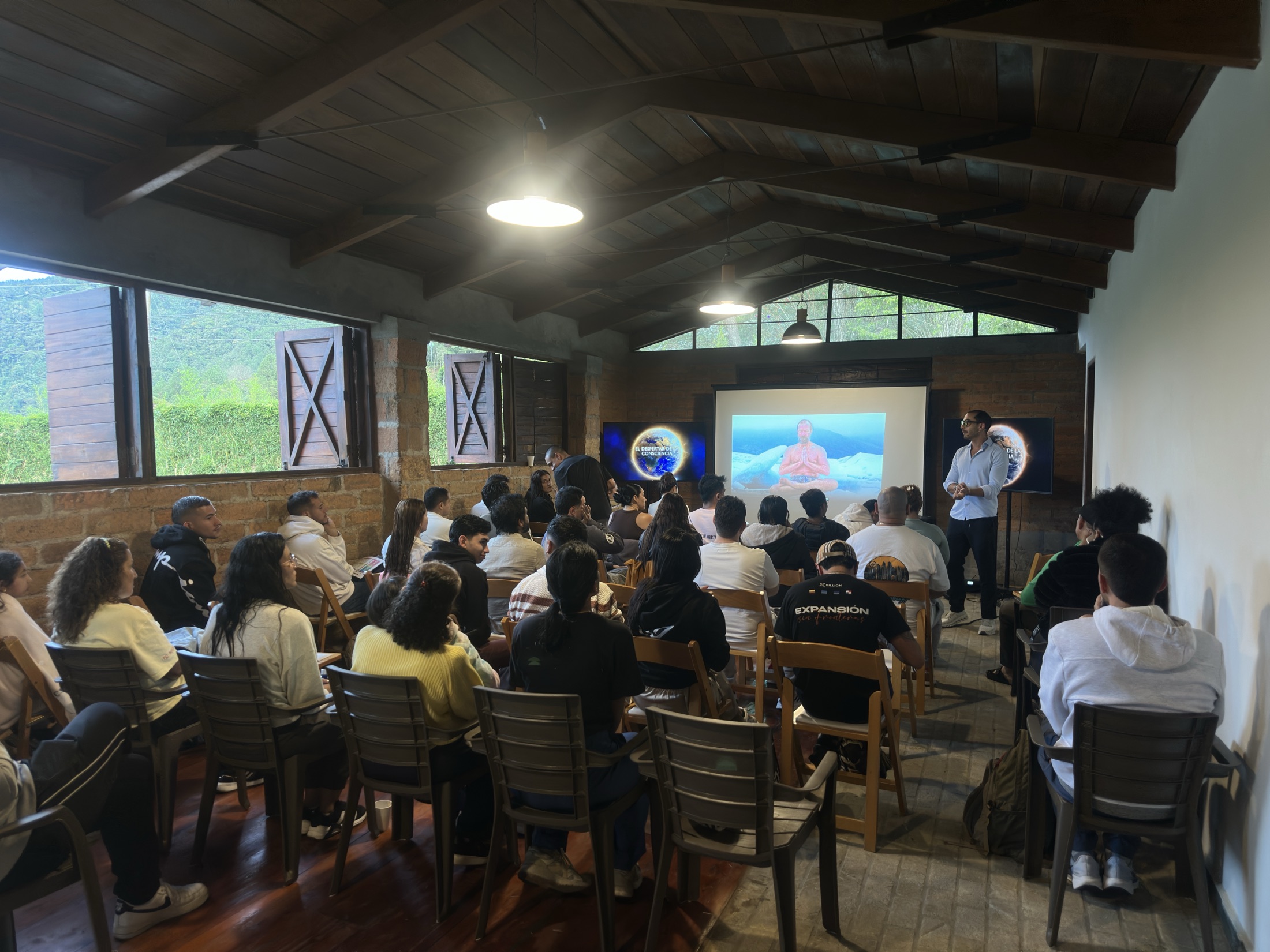 Grupo reunido en una experiencia formativa dentro de Soulam