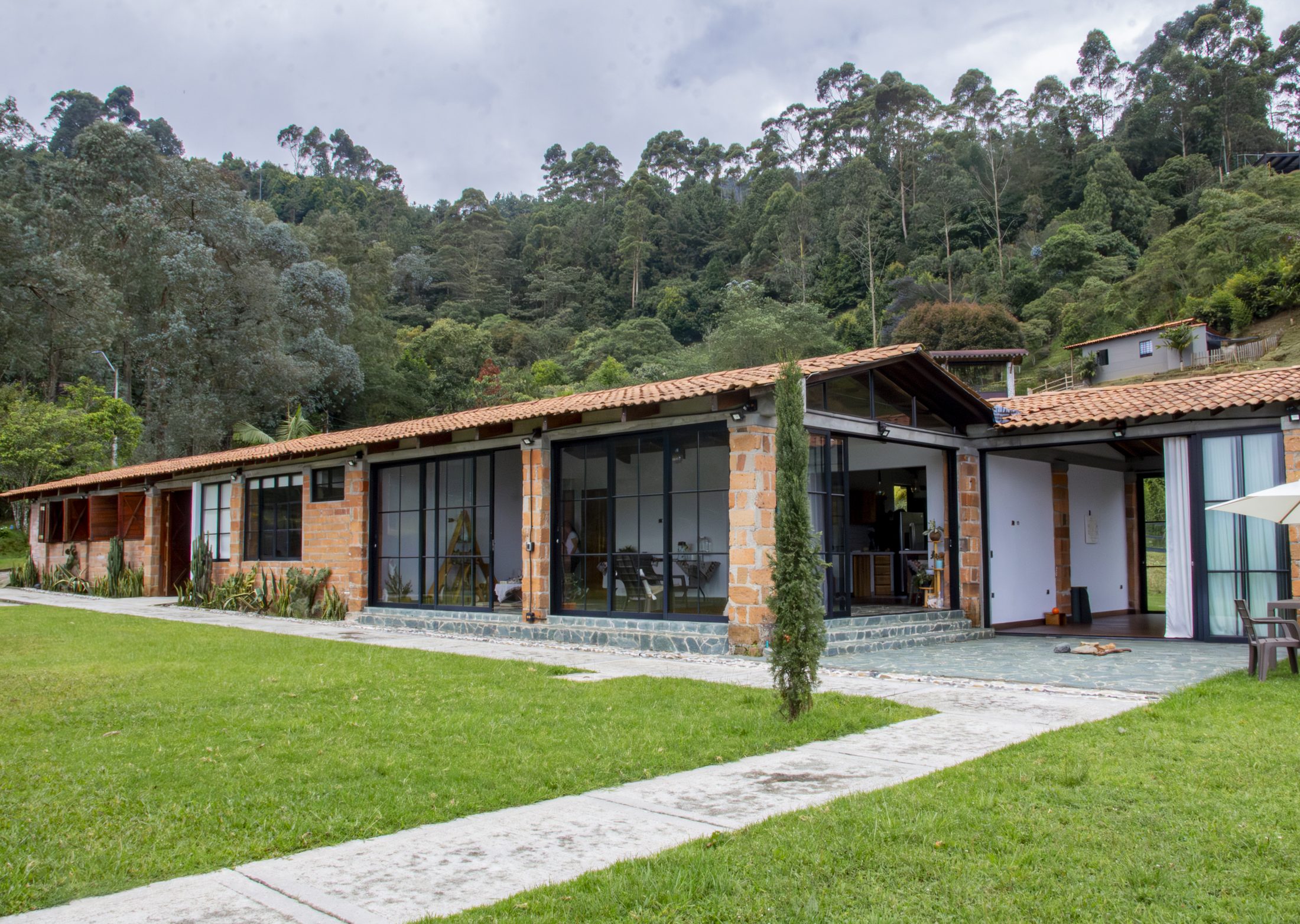Campus Soulam rodeado de naturaleza en Envigado
